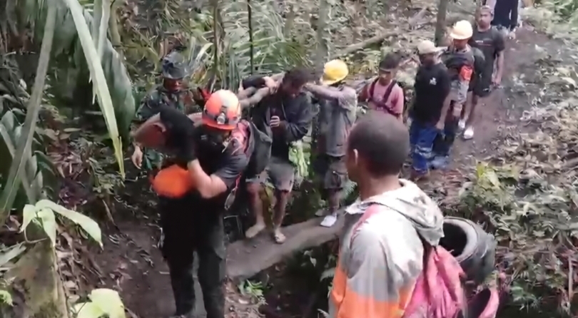 Proses evakuasi jenazah korban erupsi gunung api Dukono. (SinPo.id/dok. BNPB)