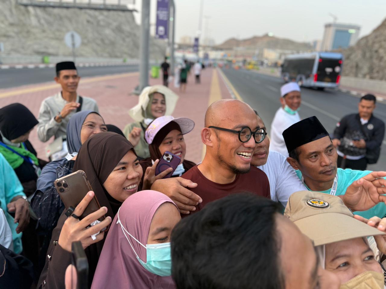 Wamenhaj RI Dahnil Anzar Simanjuntak meninjau pemondokan jemaah haji Indonesia di kawasan Syiyah, Makkah (SinPo.id/Kemenhaj RI)