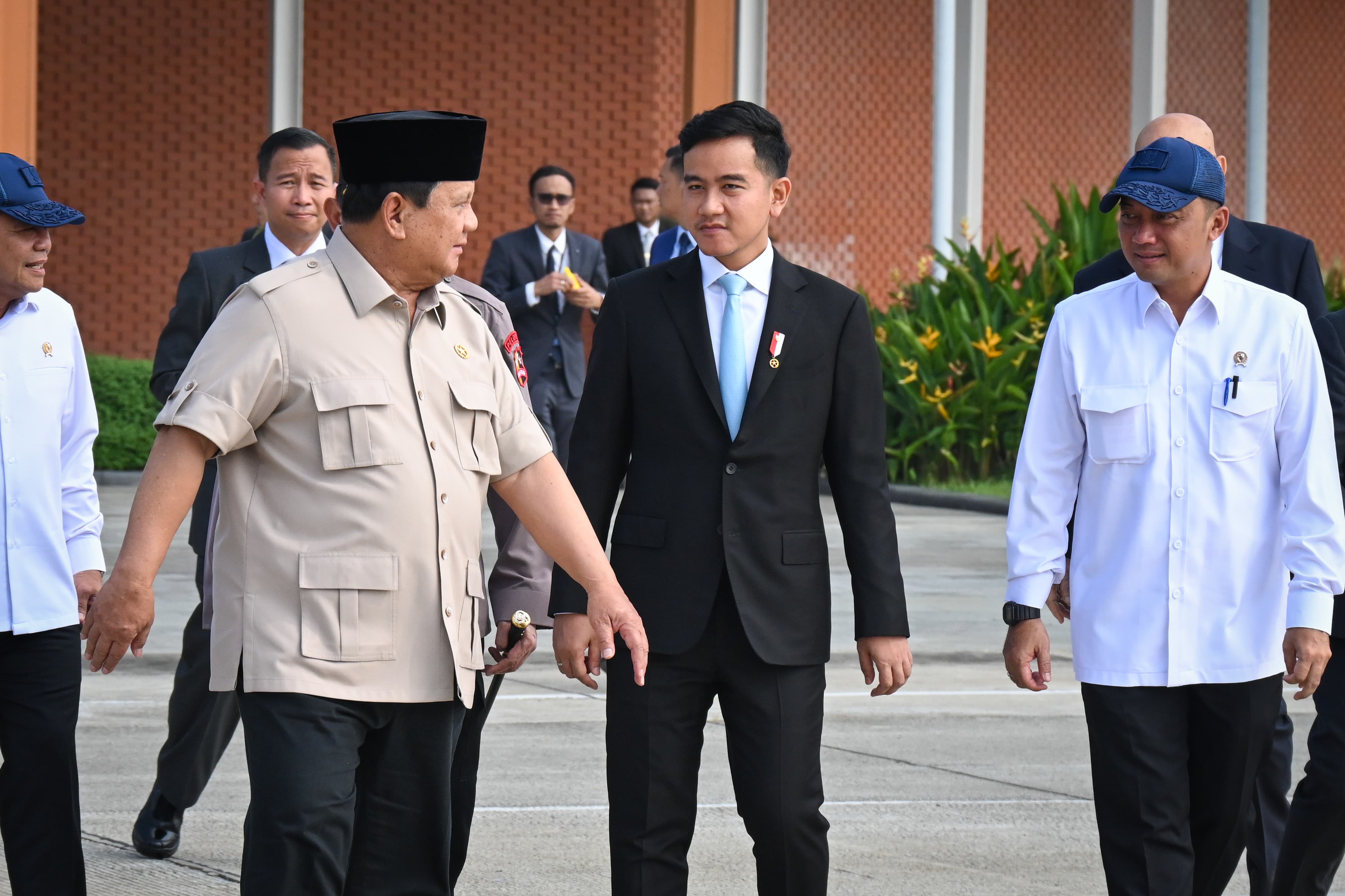 Wapres Gibran melepas keberangkatan Presiden Prabowo Subianto ke Filipina. (SinPo.id/Setwapres)