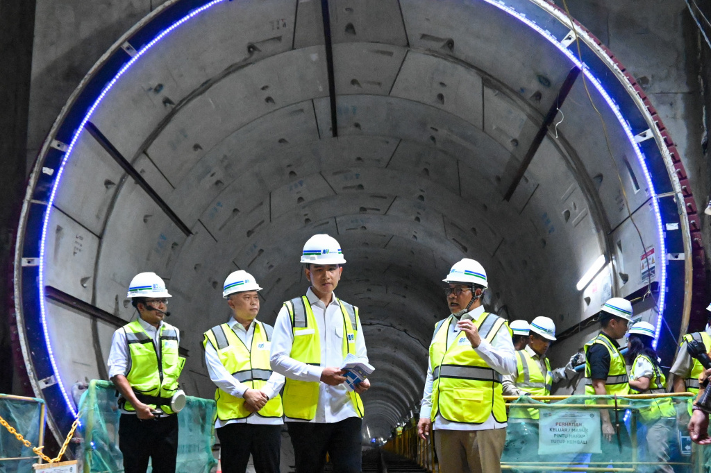 Wapres Gibran Rakabuming meninjau pembangunan MRT Fase 2A (Ashar/Foto: Setwapres/SinPo.id)