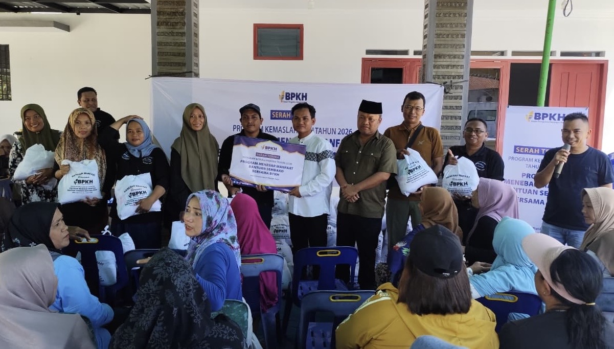 Rumah Aspirasi Sugiat Santoso membagikan bantuan sembako dan daging kurban. Istimewa