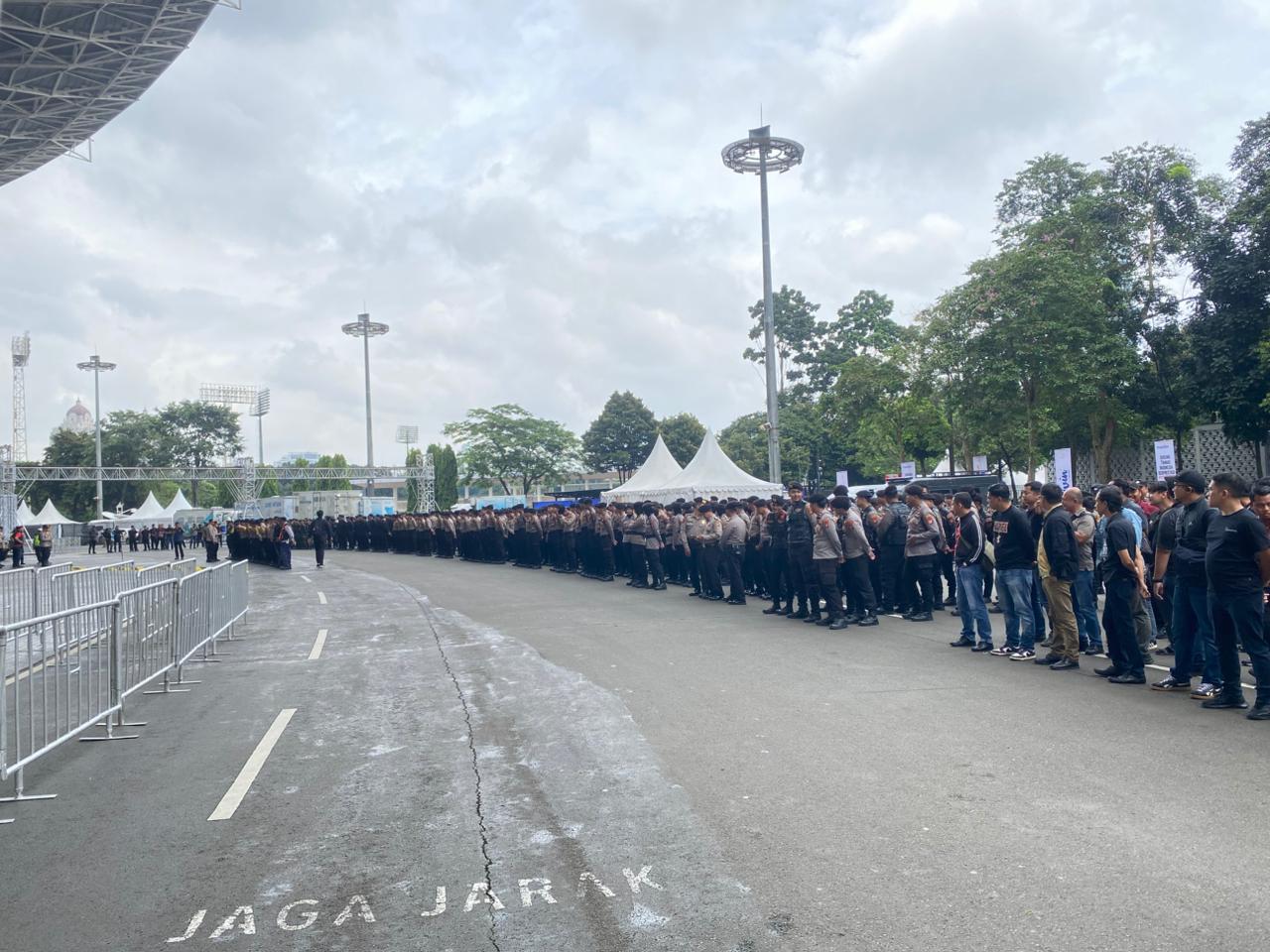 Personel gabungan mengawal keamanan di GBK (SinPo.id/Dok.PMJ)