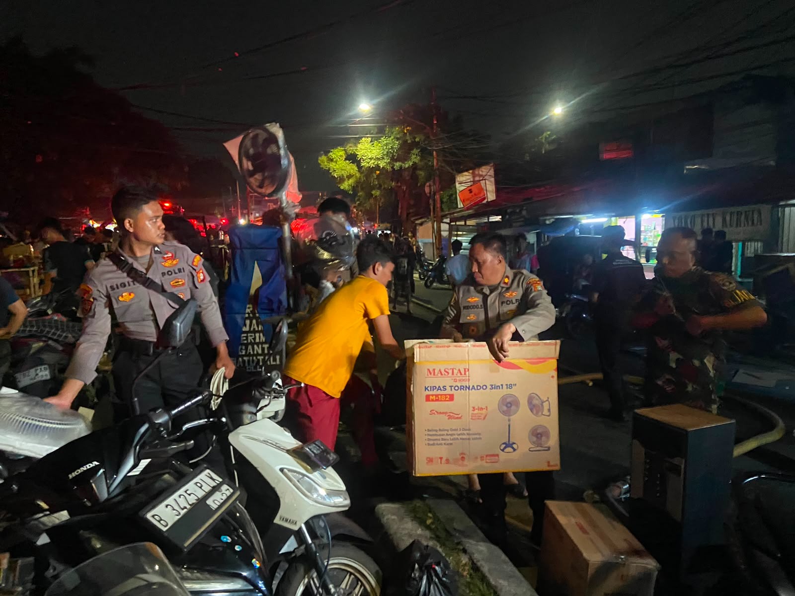 Anggota Polda Metro Jaya membantu korban kebakaran di Kemayoran (SinPo.id/Dok.PMJ)