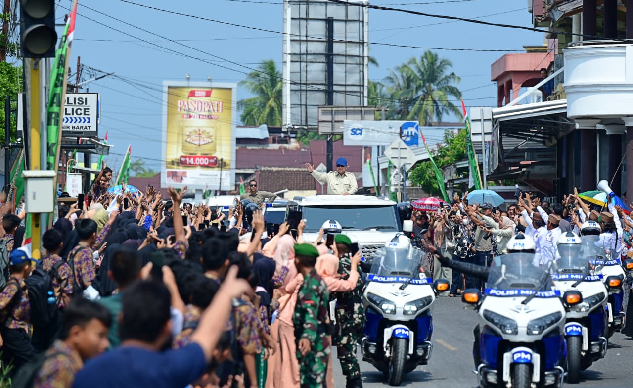 Meriah dan Penuh Kehangatan, Warga Pesisir Barat Sambut Kedatangan Presiden Prabowo (SinPo.id/Biro Setpres)
