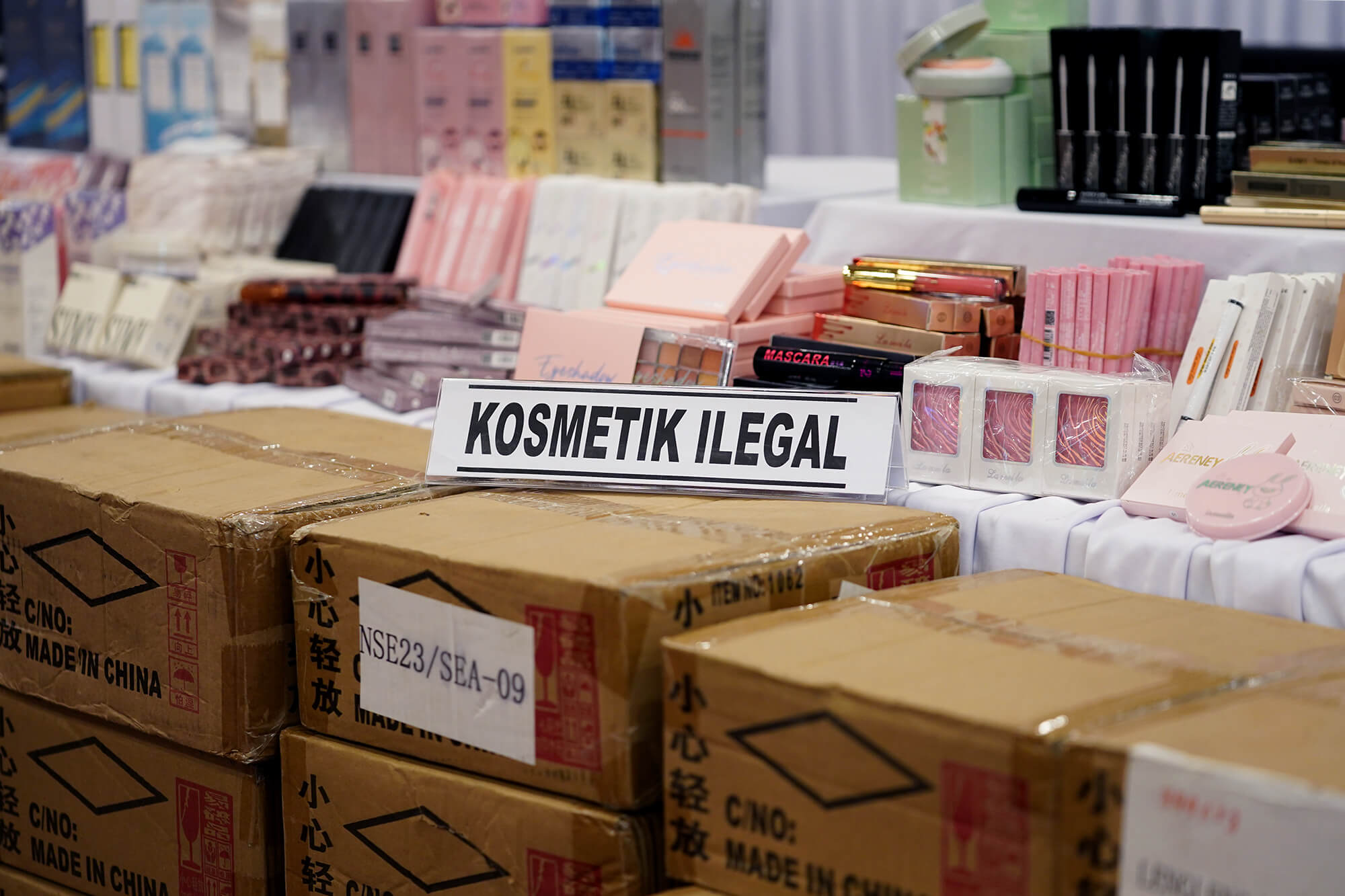 Ilustrasi kosmetik ilegal yang disita BPOM (SinPo.id/Ashar)