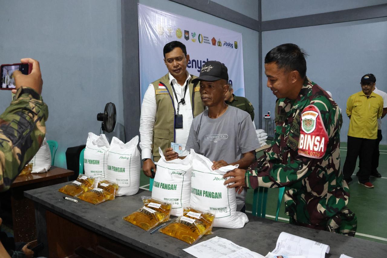 Proses pembagian beras SPHP (sinpo.id/Bulog)
