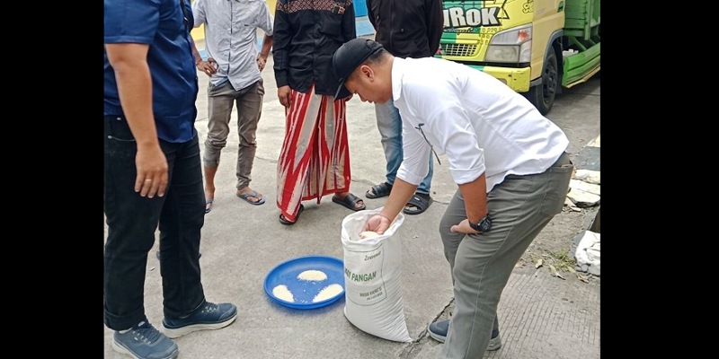 Pengecekan beras yang dikeluhkan di Bangkalan (Sinpo.id/BULOG)