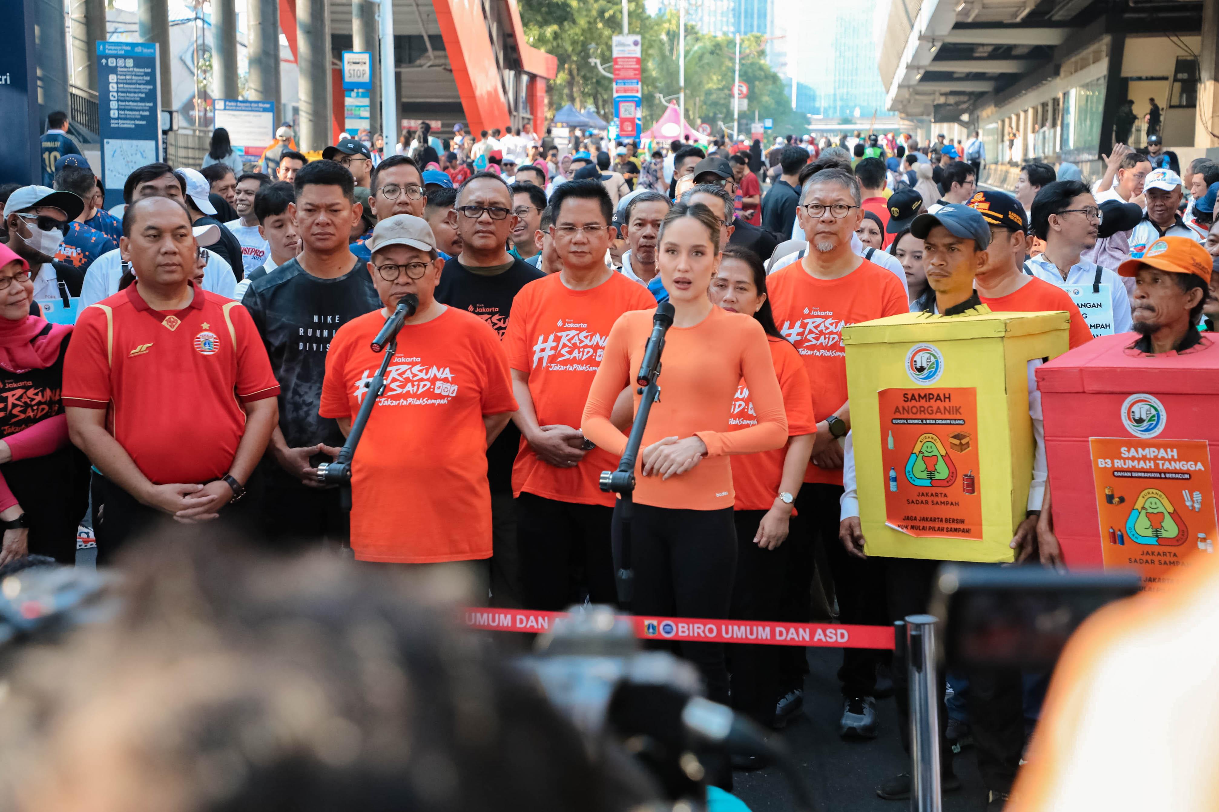 Gubernur DKI Jakarta Pramono Anung bersama Cinta Laura di CFD Rasuna Said (Foto: SinPo.id/Pemprov DKI Jakarta)