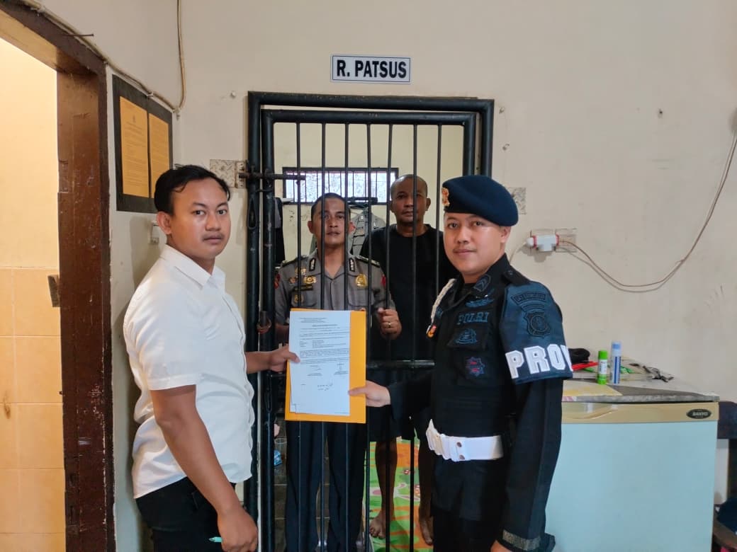 Oknum anggota Brimob Bripka Dedy Wiratama saat dipatsus (SinPo.id/ Dok.Polri)