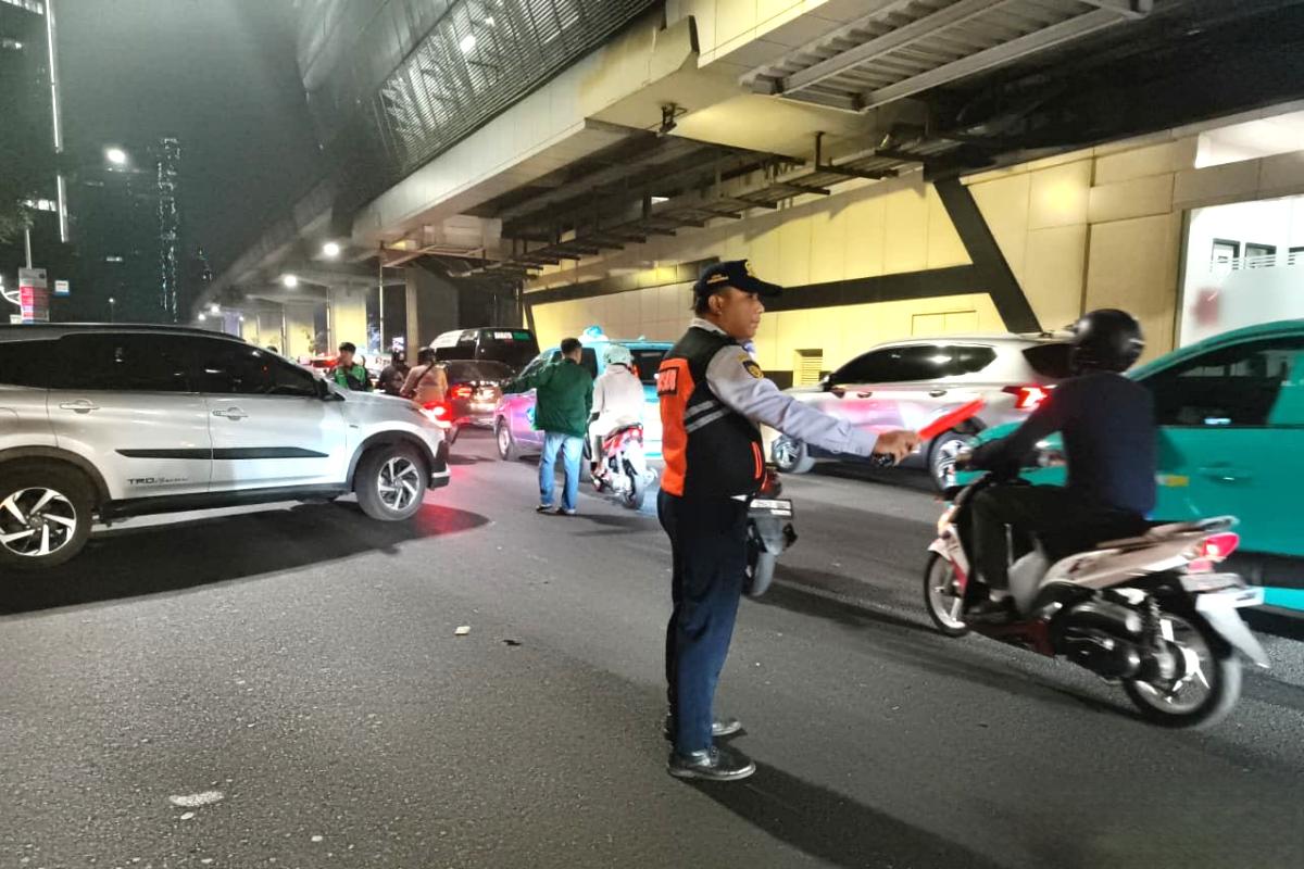 Petugas Dishub DKI mengatur kemacetan di Rasuna Said (SinPo.id/Beritanasional)