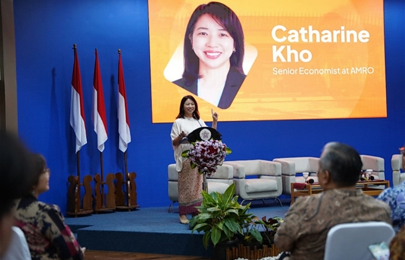 Ekonom senior AMRO, Catharine Ho, dalam seminar di UGM (SinPo.id/ Dok. Humas UGM)