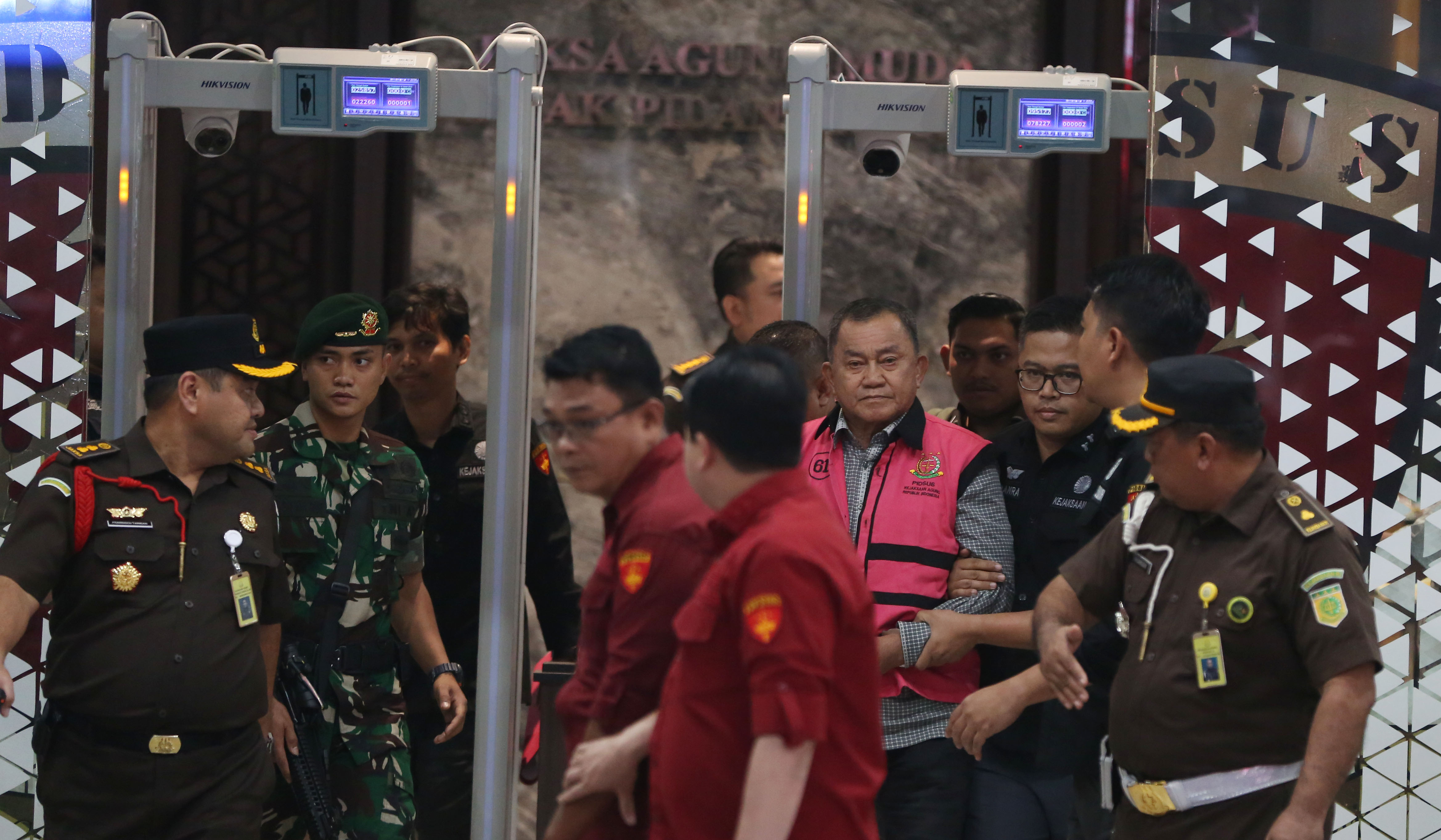 Eks Wakil Kepala BGN Lodewyk Pusung, saat ditahan Kejagung. (Agus Priatna/SinPo.id)