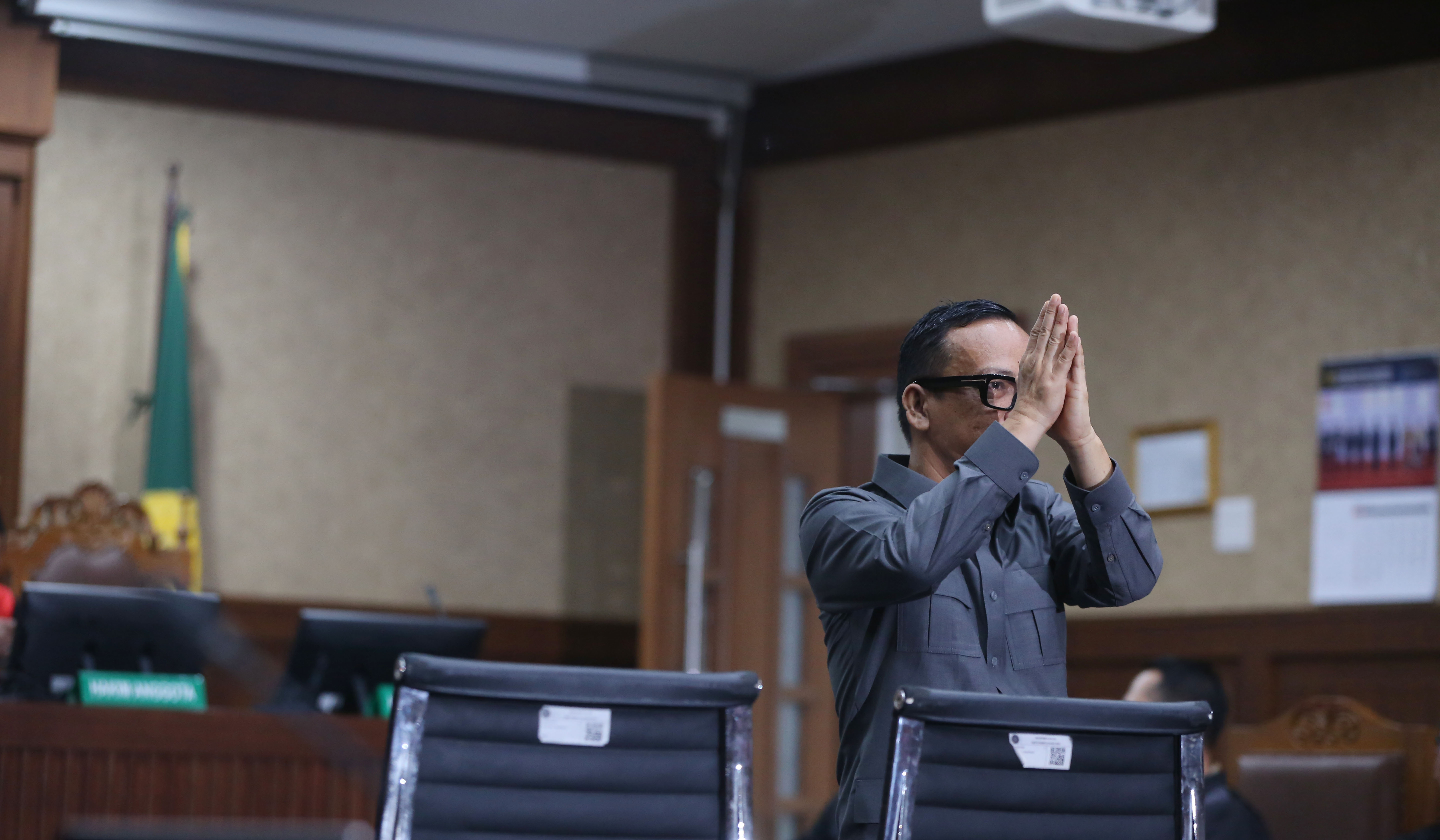 Eks Wamenaker, Noel, saat akan menjalani sidang vonis. (Agus Priatna/SinPo.id)
