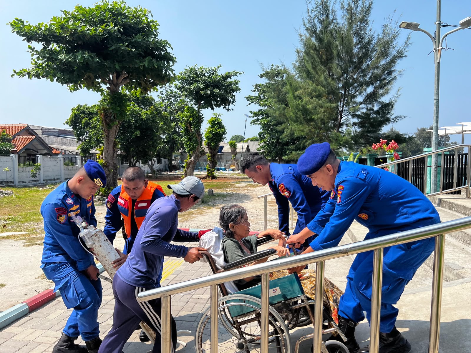 Ditpolairud Polda Metro mengevakuasi lansia di Pulau Seribu (SinPo.id/Dok.PMJ)