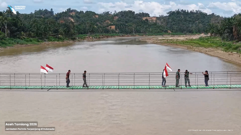 Jembatan Gantung 240 Meter di Aceh Tamiang permudah pelajar berangkat ke sekolah (SinPo.id/Bakom RI)