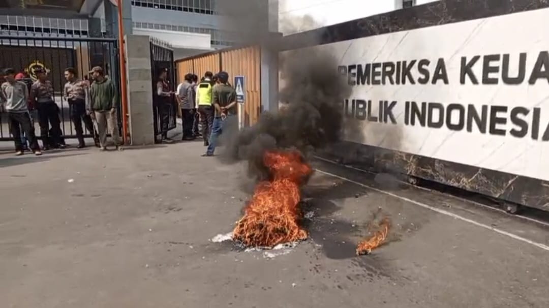 Massa KAPAK membakar ban di depan Gedung BPK RI (Sinpo.id/tim media)