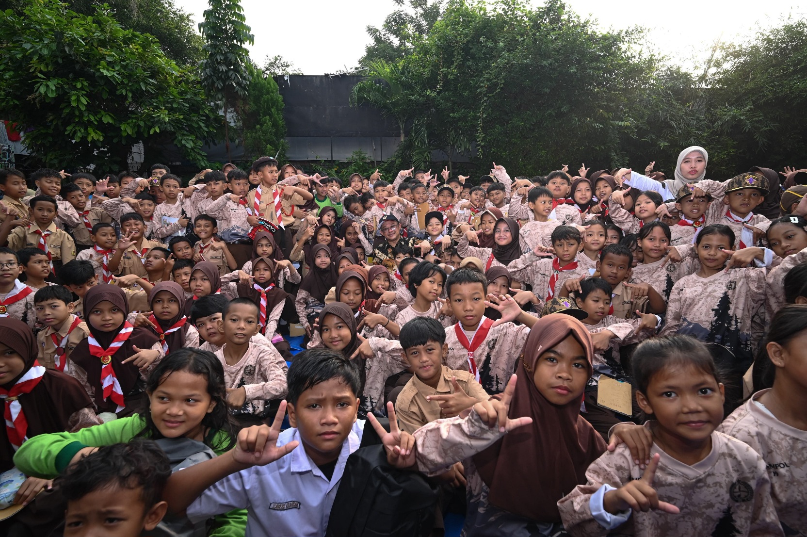 Kemendikdasmen Berikan Bantuan pada Murid Terdampak Kebakaran di Kemayoran (SinPo.id/Kemendikdasmen)