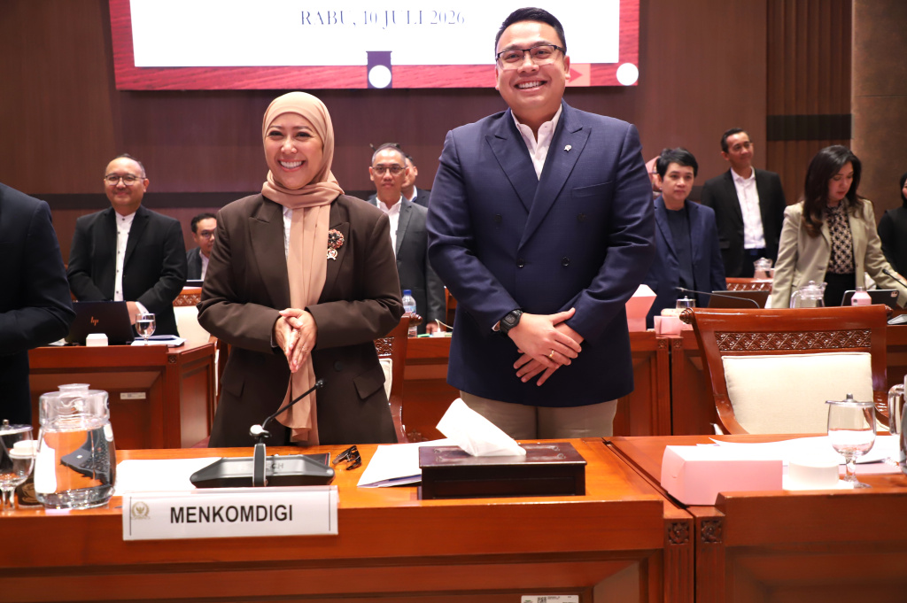 Komisi I DPR menggelar raker dengan Menkomdigi Meutya Hafid membahas anggaran tahun 2027 (Ashar/SinPo.id)