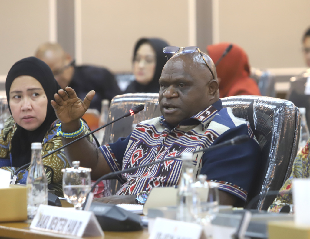 Komisi XIII DPR menggelar raker dengan Menteri HAM Natalius Pigai membahas anggaran tahun 2027 (Ashar/SinPo.id)