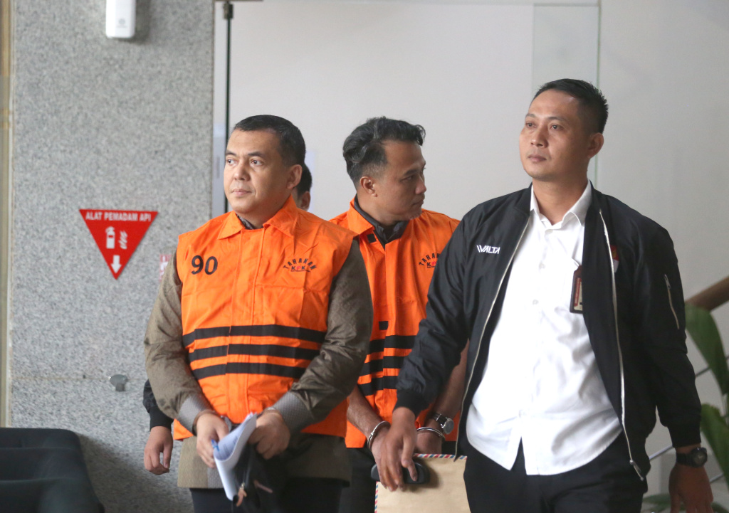 KPK tetapkan tersangka Eks Wamenimipas Silmy Karim dan Kepala Imigrasi Jakarta Barat Ronald Arman Abdullah terkait kasus dugaan korupsi terkait surat izin tinggal WNA di Indonesia (Ashar/SinPo.id)