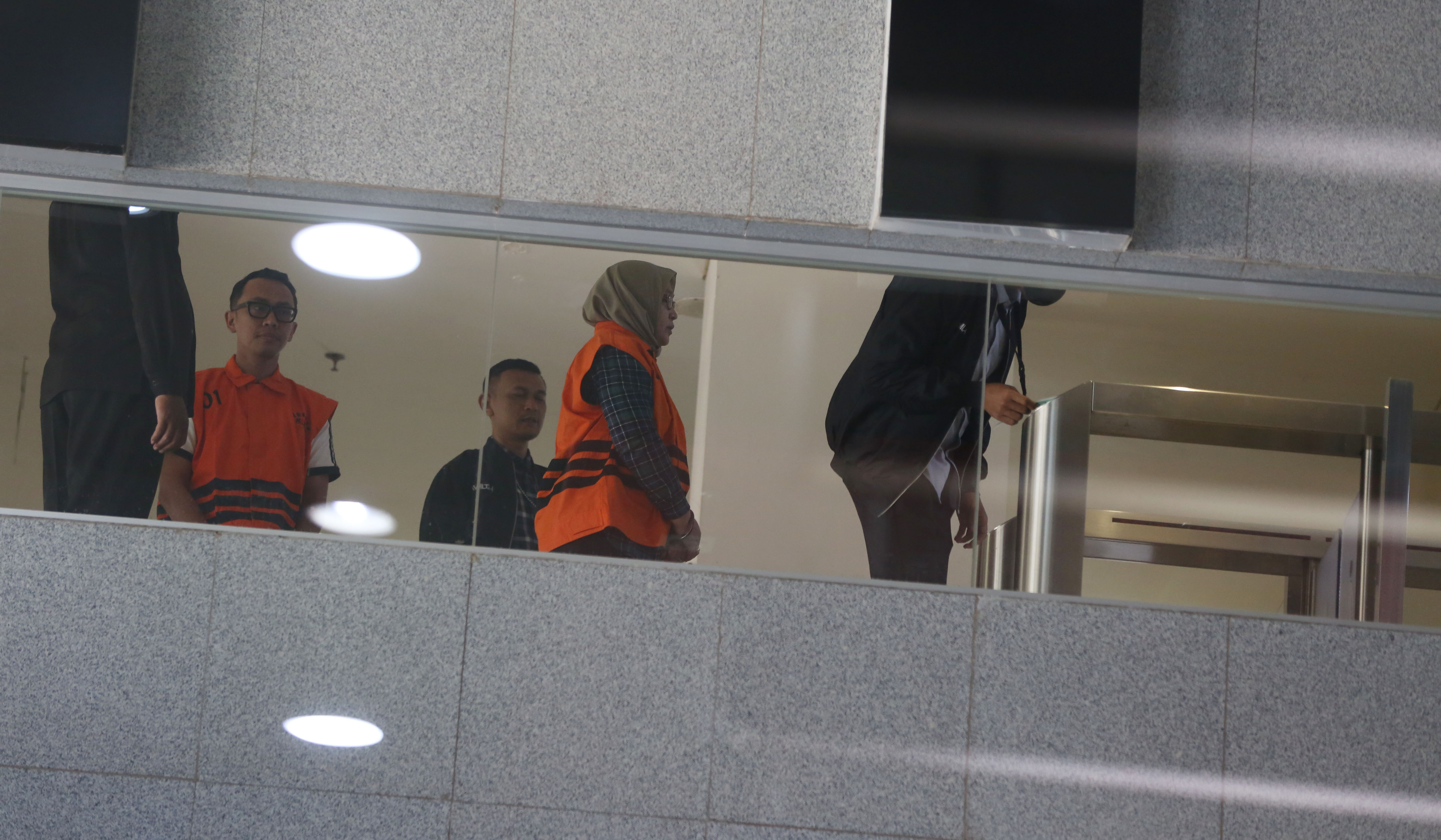 KPK tahan pegawai BPK terkait kasus Muara Enim. (Agus Priatna/SinPo.id)