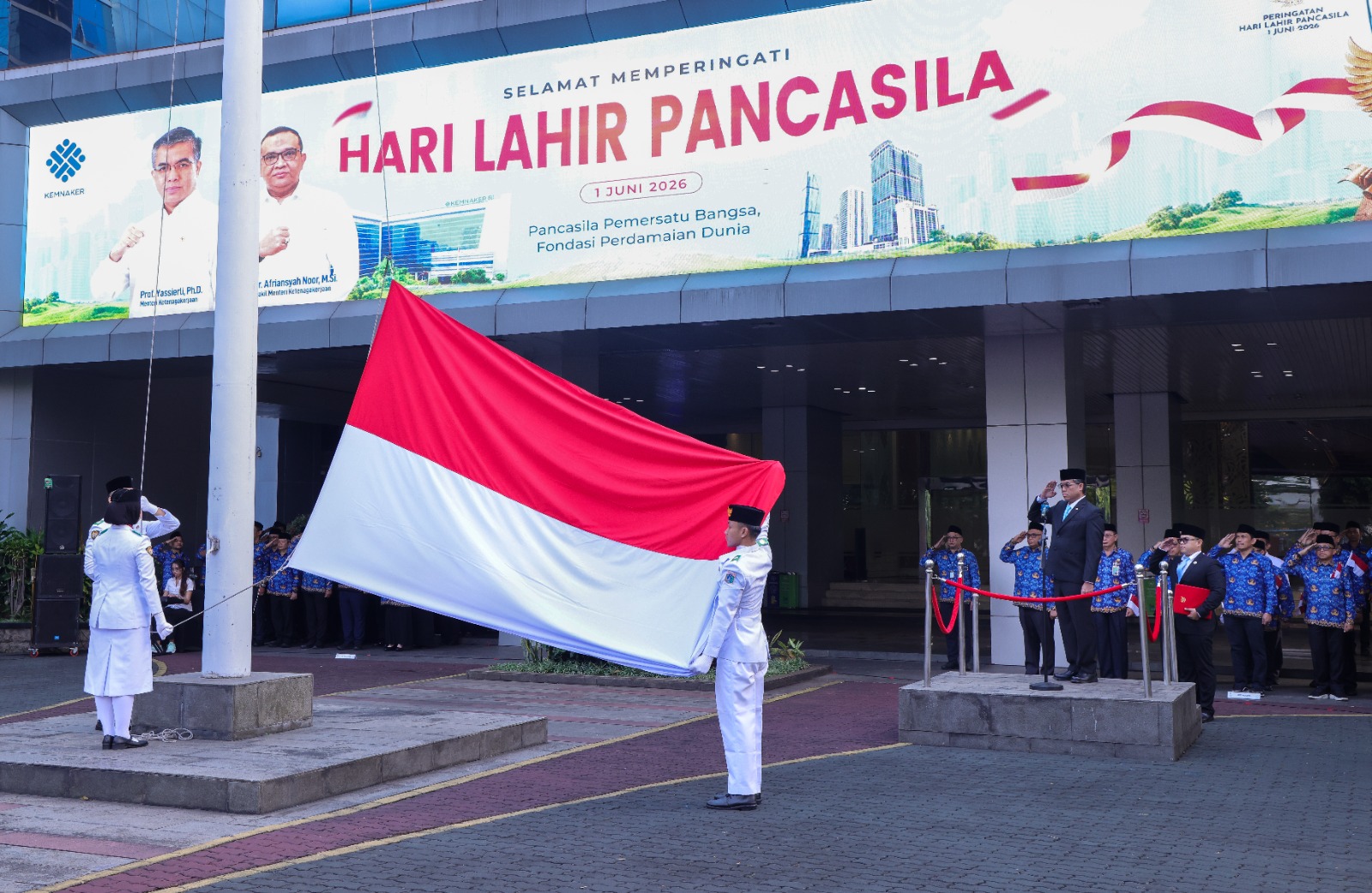 Menaker Yassierli memimpin upacara Peringatan Hari Lahir Pancasila (SinPo.id/dok. Kemnaker)