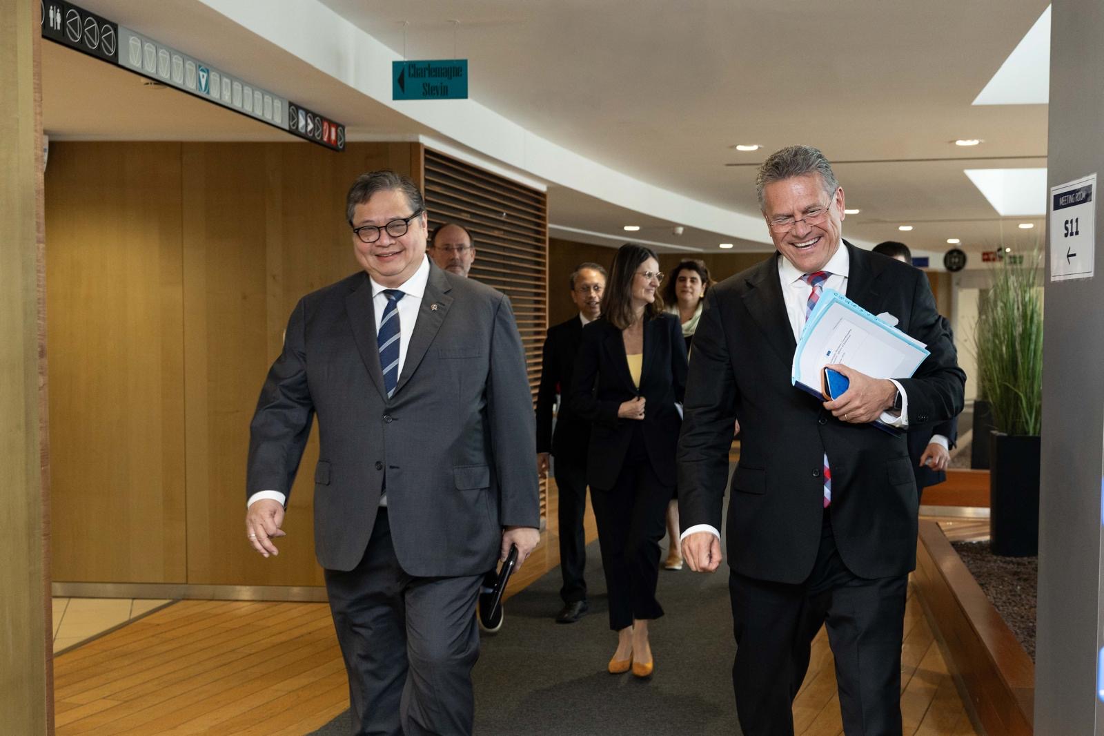 Menko Perekonomian Airlangga Hartarto dan Komisioner Perdagangan Uni Eropa Maros Sefcovic. (SinPo.id/dok. EKon)