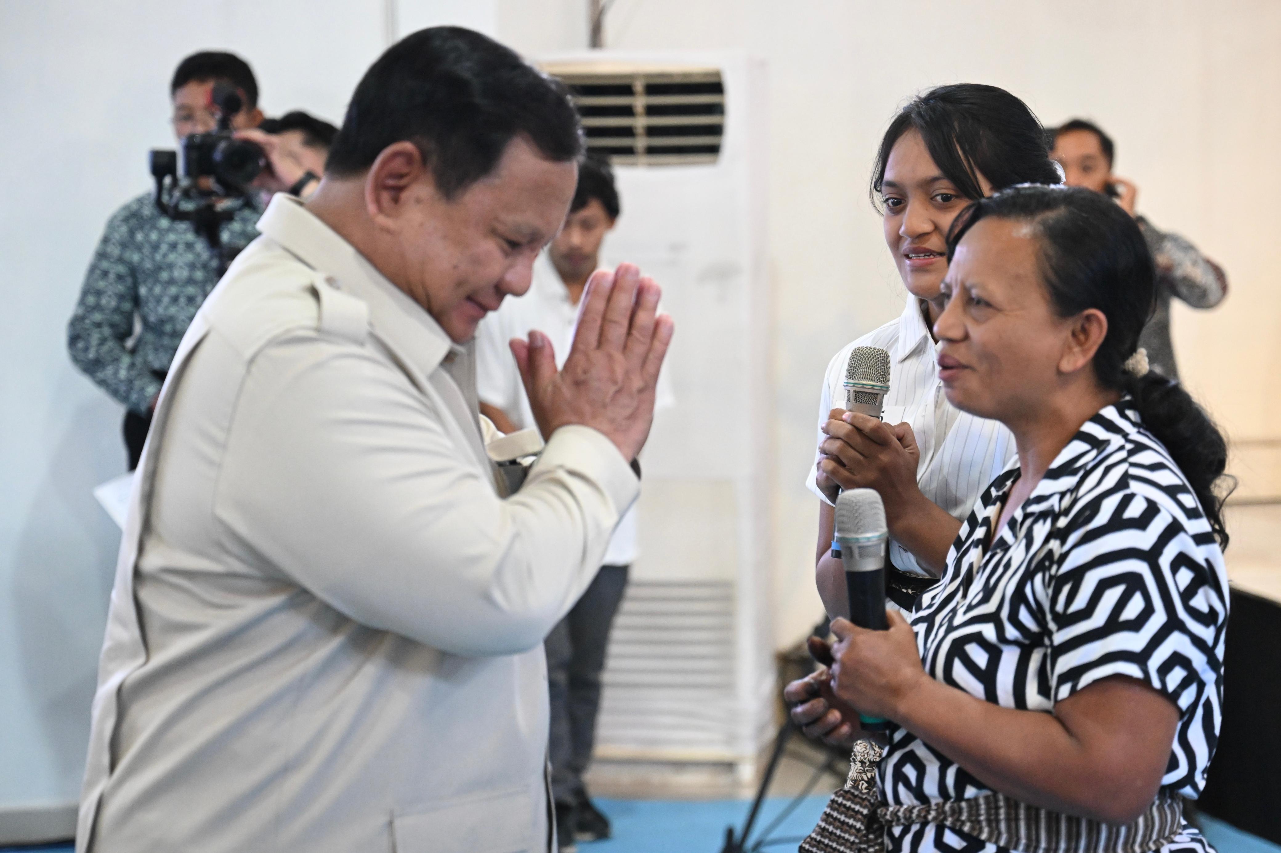 Orang Tua Siswa Sekolah Rakyat Tabanan sampaikan harapan ke Presiden Prabowo (SinPo.id/Biro Setpres)