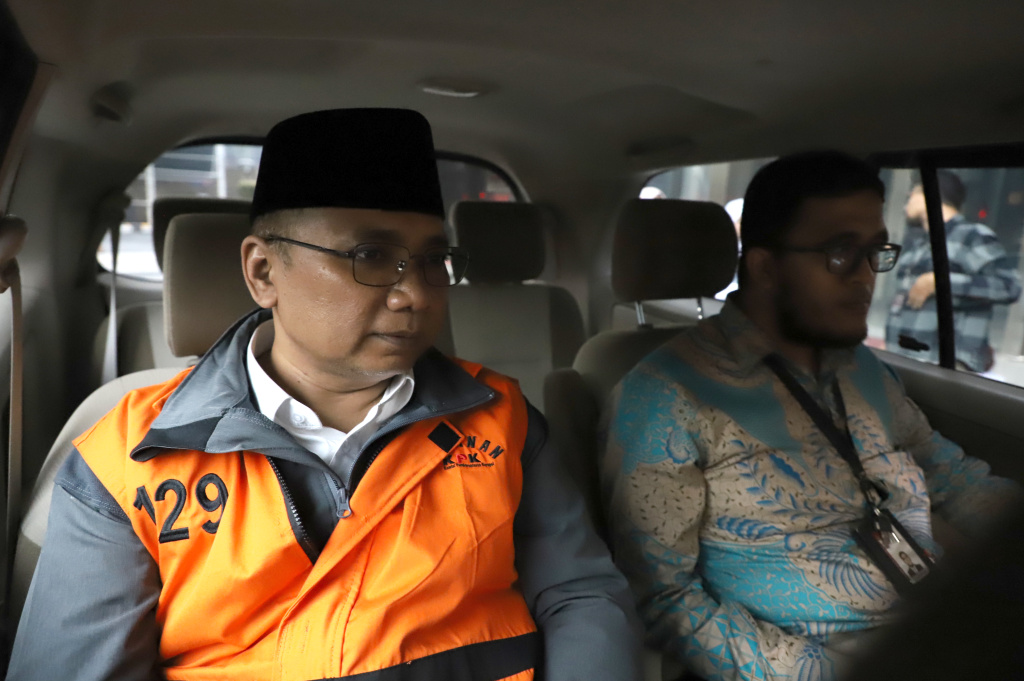 Eks Menteri Agama Yaqut Cholil Qoumas usai menjalani pemeriksaan oleh penyidik KPK (Ashar/SinPo.id)