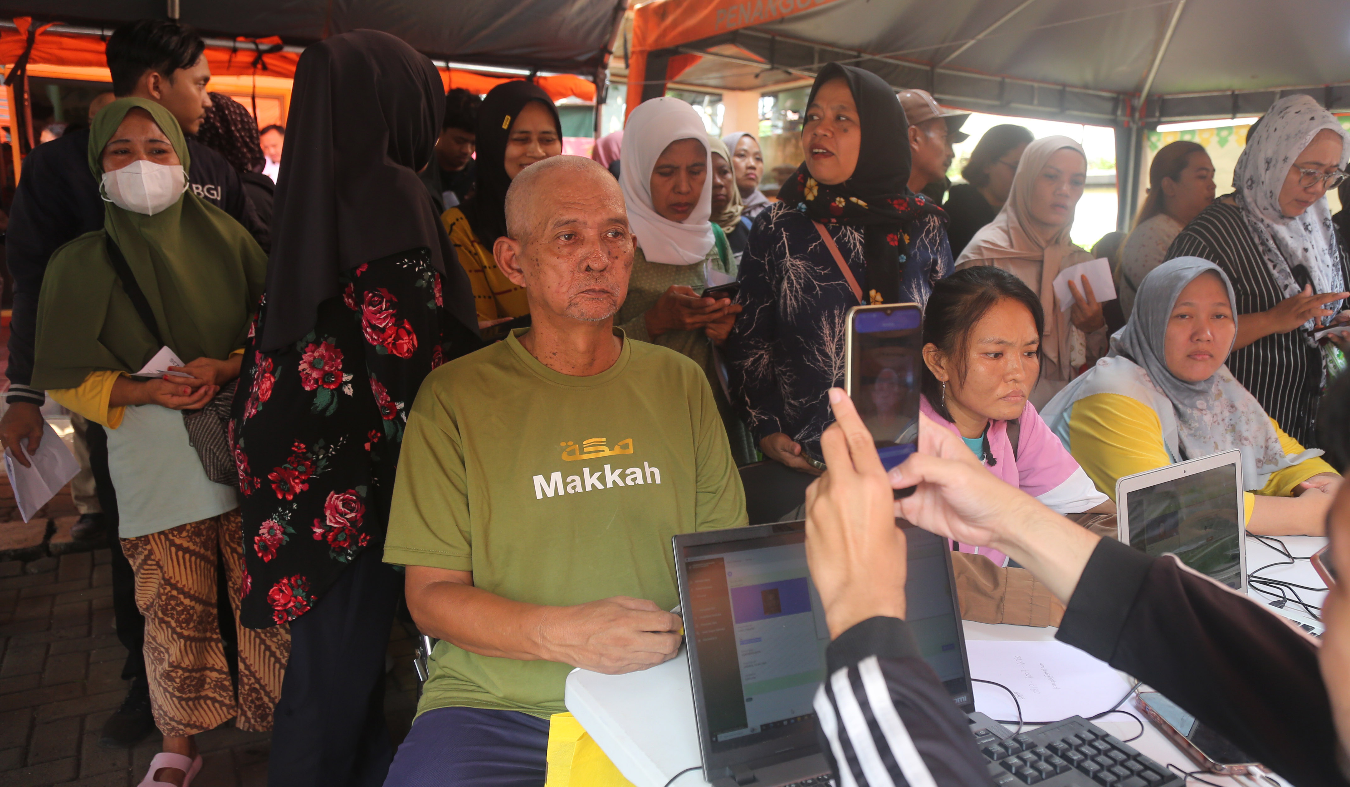 Penyaluran bantuan pangan di Jakarta. (Agus Priatna/SinPo.id)