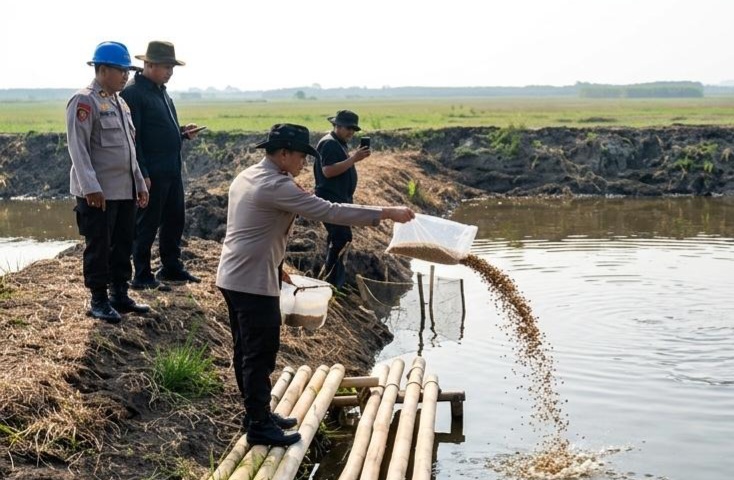 Penebaran benih bandeng dan udang di Tambak Muaragembong Bekasi (SinPo.id/Dok.PMJ)