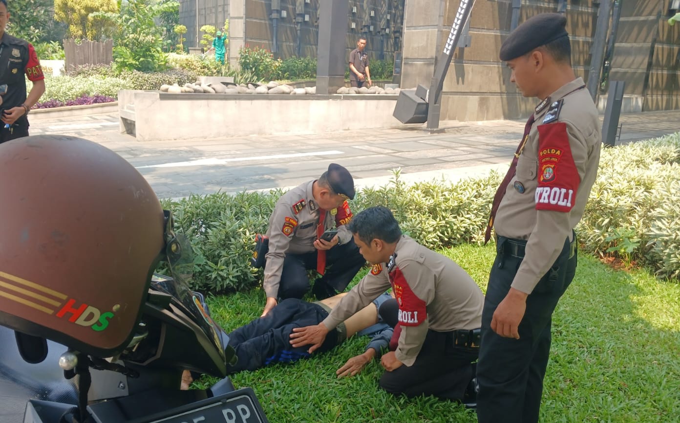 Anggota polisi saat menolong korban kecelakaan (SinPo.id/Dok.PMJ)