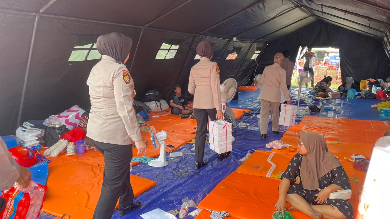 Pembagian makanan siap saji ke korban kebakaran Kemayoran (SinPo.id/Dok.PMJ)