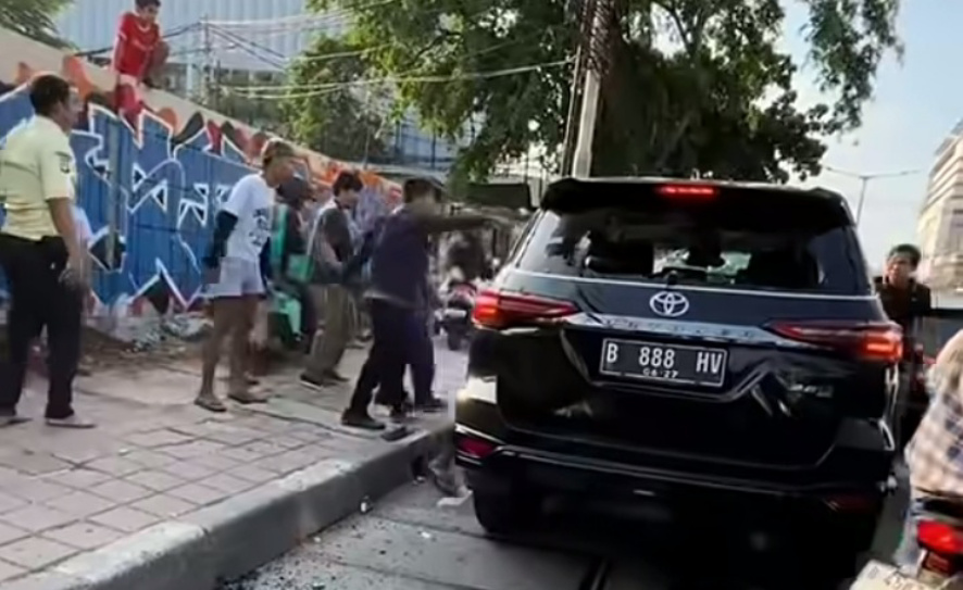Video viral pengemudi mobil Toyota Fortuner diamuk massa (SinPo.id/ Tangkapan layar)