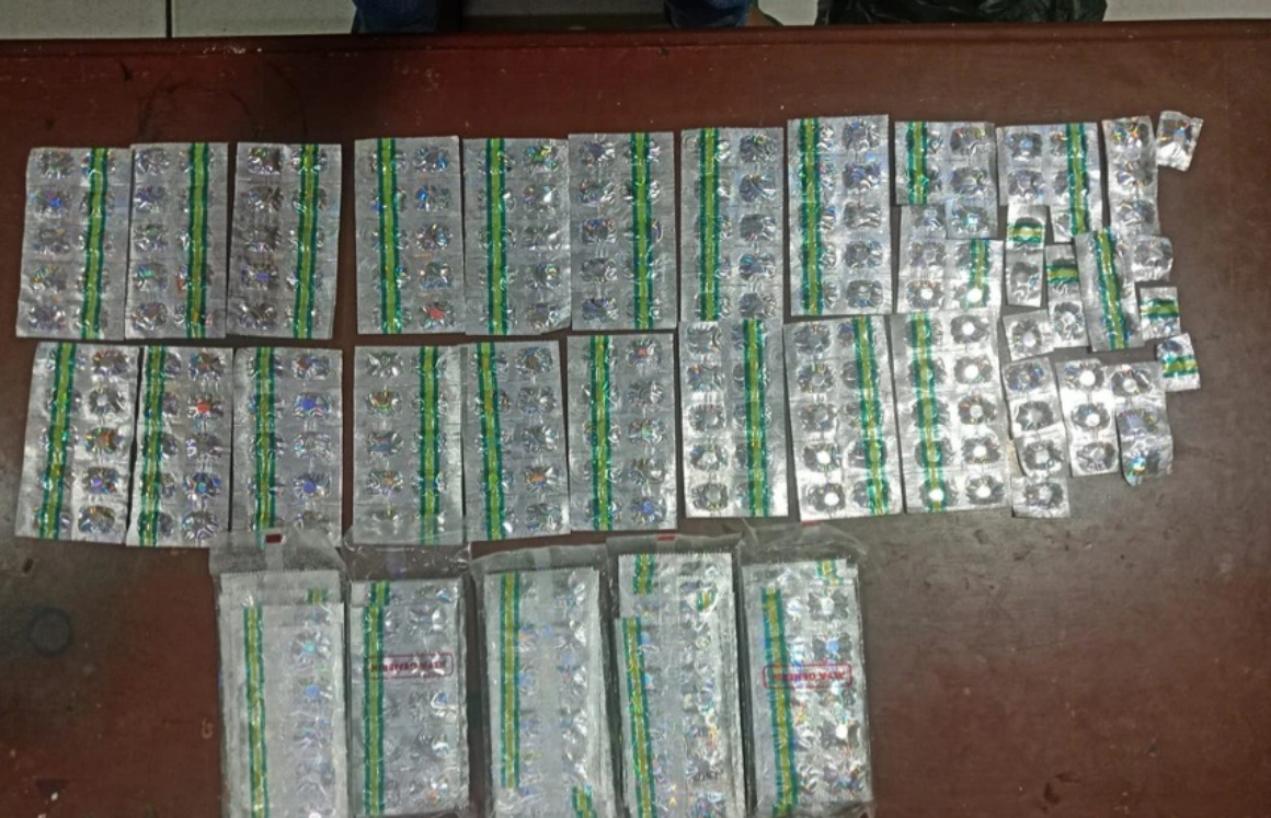 Barang bukti obat keras ilegal yang diamankan di lokasi (SinPo.id/Dok.Polsek Kalideres)