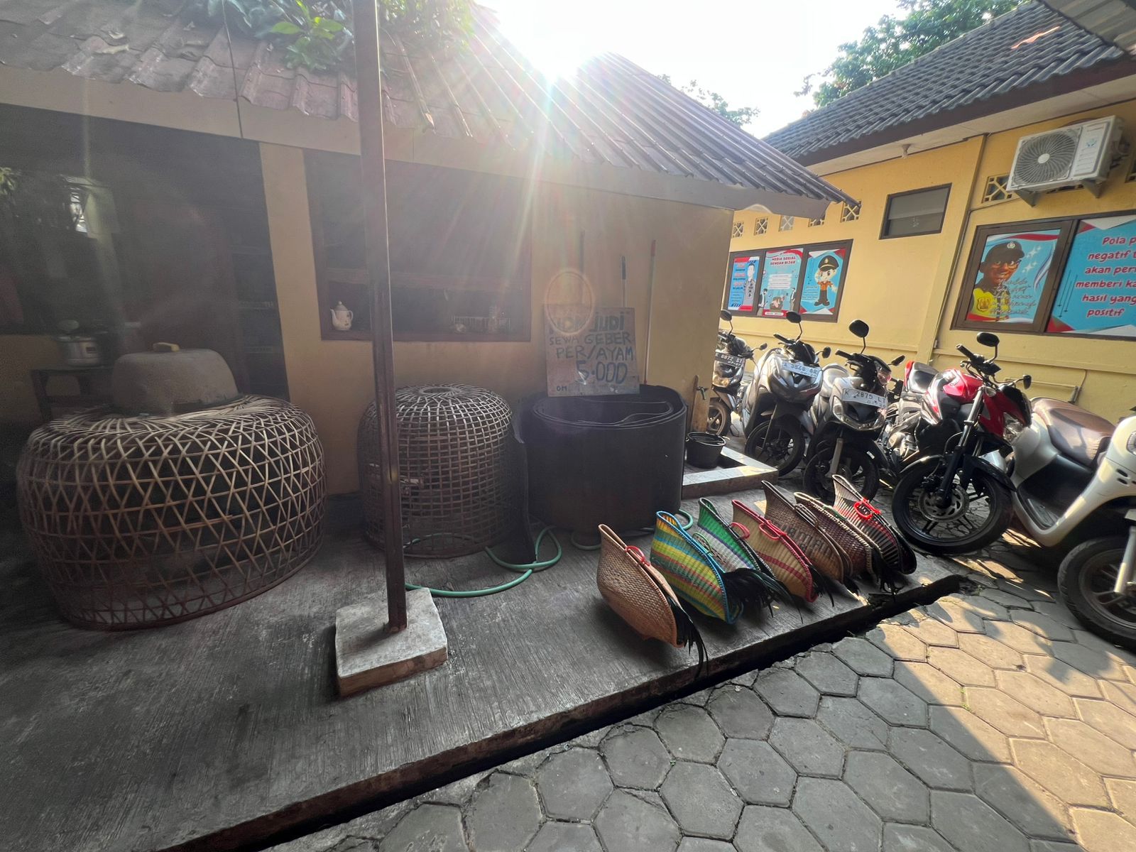 Barang bukti ayam dan sepeda motor yang disita dari arena sabung ayam (SinPo.id/ Humas Polri)