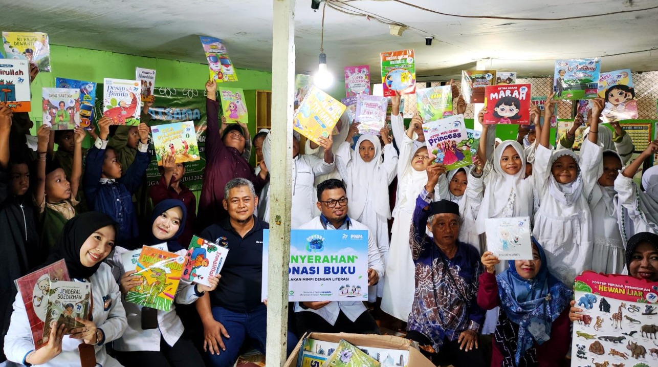 PNM menyalurkan bersama Kompas Gramedia 2.700 buku yang ke 27 sekolah di pedalaman. (SinPo.id/Dok. PNM)