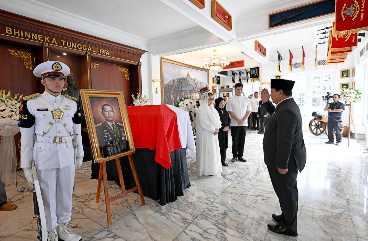 Presiden Prabowo Beri Penghormatan Terakhir kepada Almarhum Jenderal TNI (Purn) Ryamizard Ryacudu (SinPo.id/Biro Setpres)