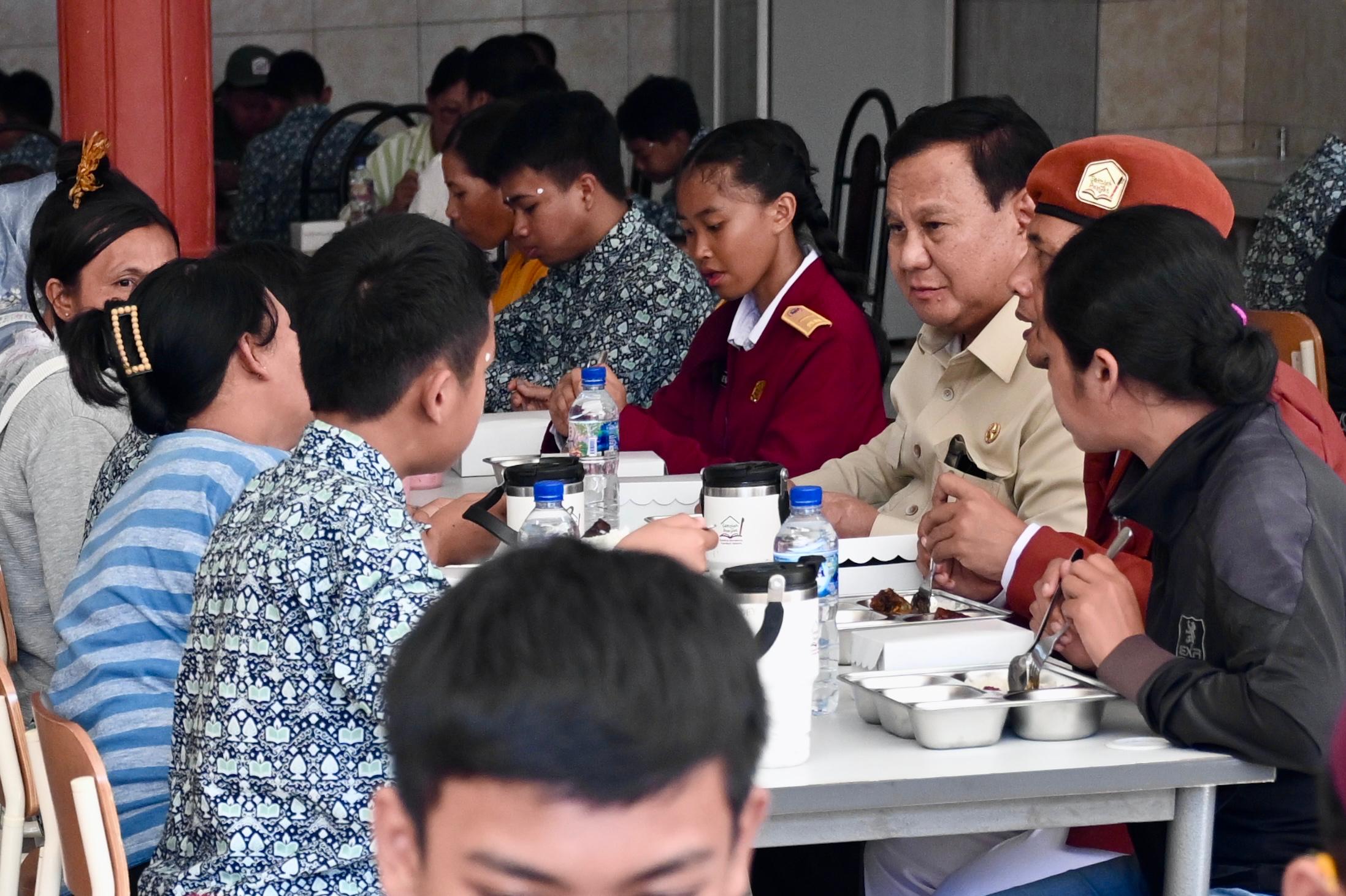 Presiden Prabowo Dengarkan Langsung Aspirasi dan Kisah Para Siswa Sekolah Rakyat di Tabanan (SinPo.id/Biro Setpres)