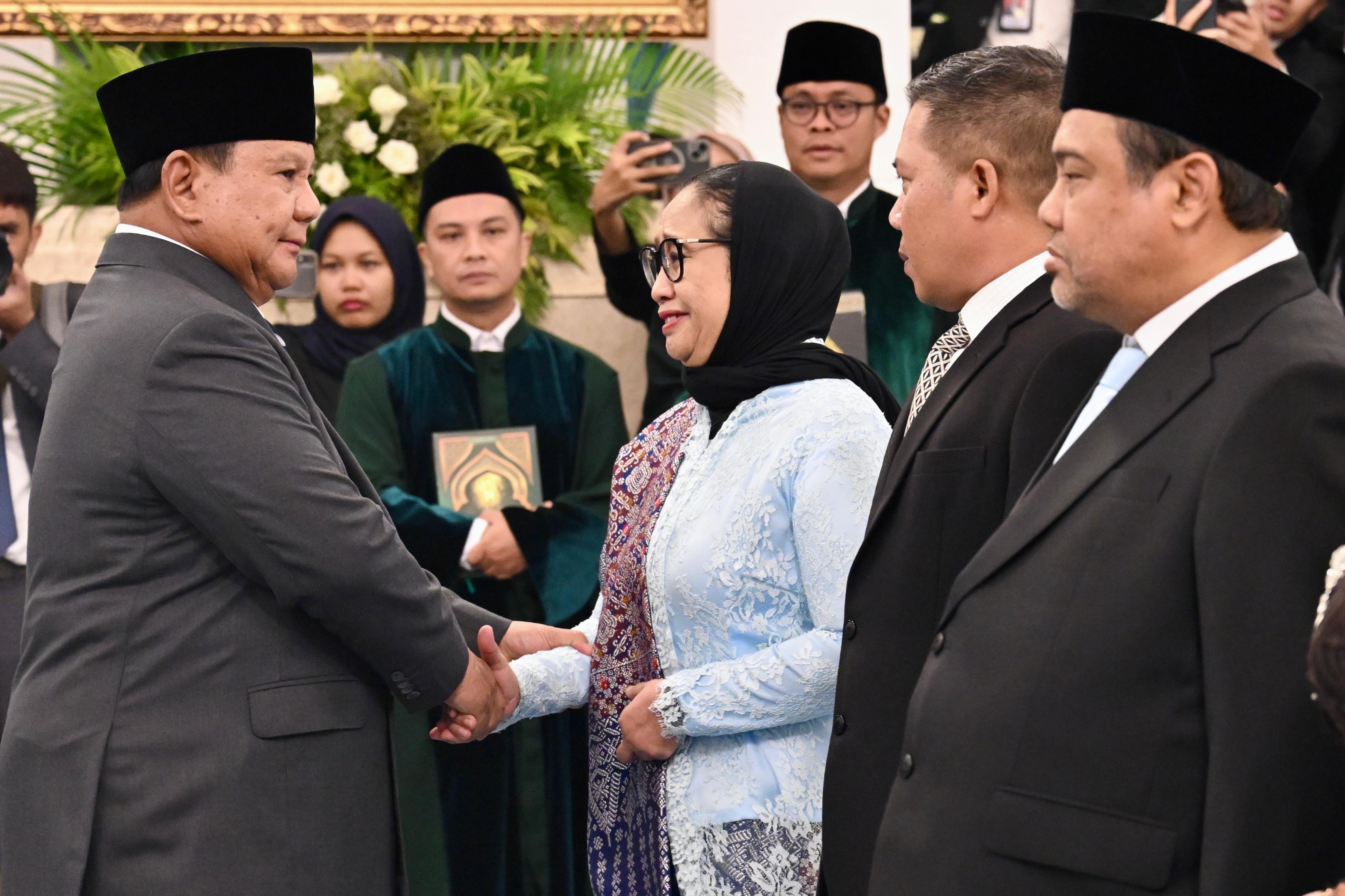 Presiden Prabowo Lantik Kepala dan Wakil Kepala BGN serta Penasihat Khusus Presiden (SinPo.id/Biro Setpres)