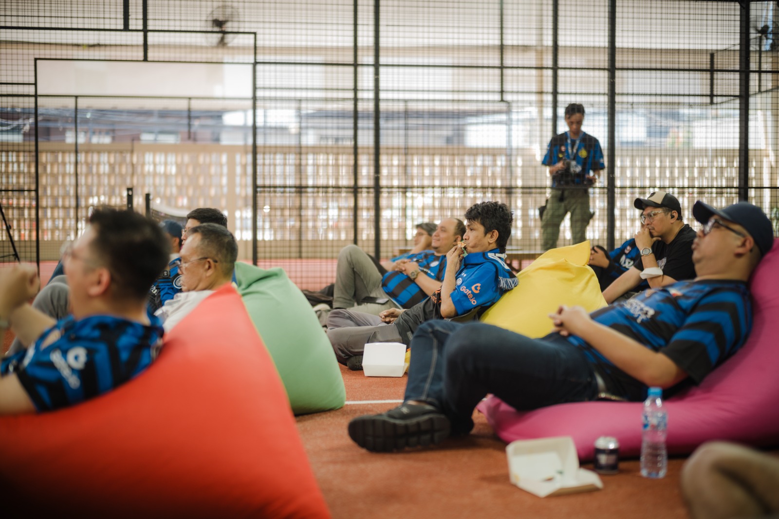 Ratusan Interisti di Koci Padel, Jaksel pada Sabtu, 6 Juni 2026. Mereka merayakan keberhasilan Inter menyabet double winner di musim 2025-2026. (SinPo.id/Istimewa)