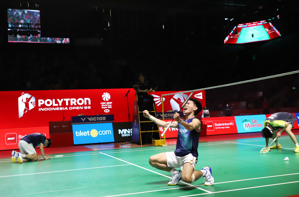 Ganda putra Indonesia Raymond dan Joaquin melaju ke babak semifinal usai menang rubber gim 16-21, 24-22, 21-18 (Ashar/SinPo.id)