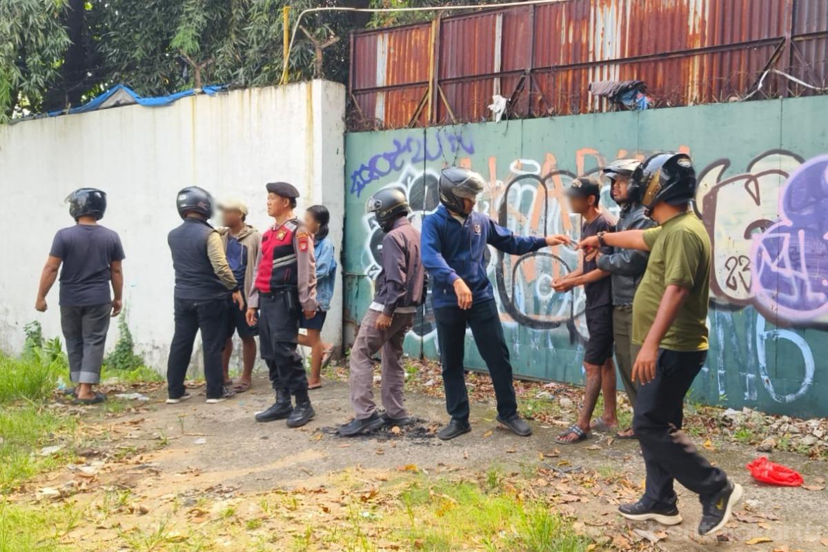 Satpol PP DKI tertibkan Jukir Liar di Cengkareng (SinPo.id/dok. Beritajakarta)