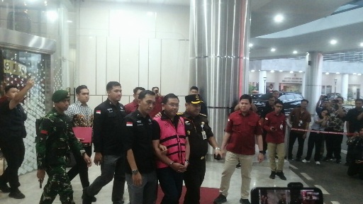 Mantan wakil ketua Badan Gizi Nasional (BGN) Lodewyk Pusung dan Sony Sonjaya ditahan Kejagung (SinPo.id/Tio)