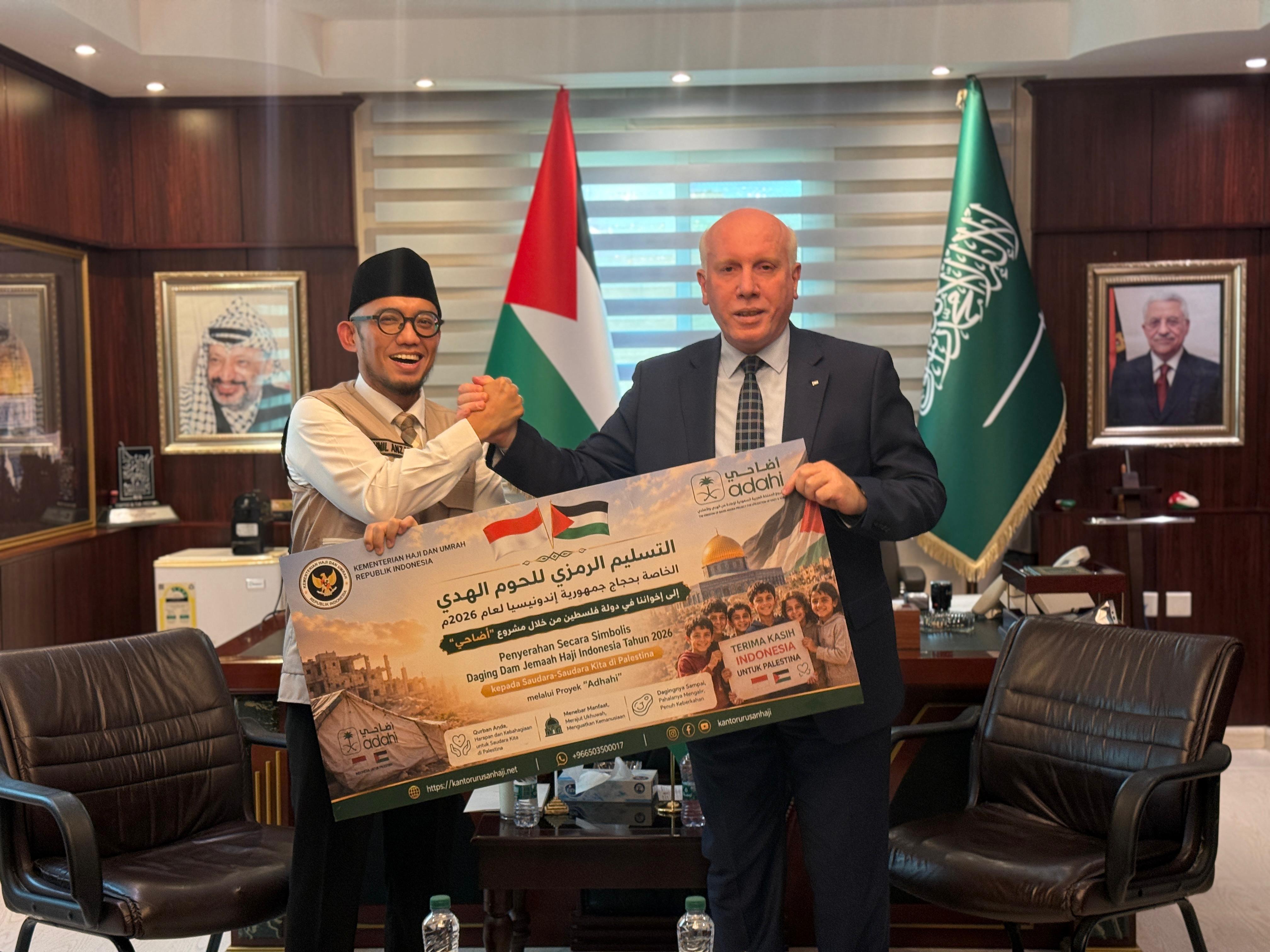Wamenhaj RI Serahkan Simbolis Paket Daging Dam Jemaah Haji Indonesia untuk Rakyat Palestina (SinPo.id/Kemenhaj)