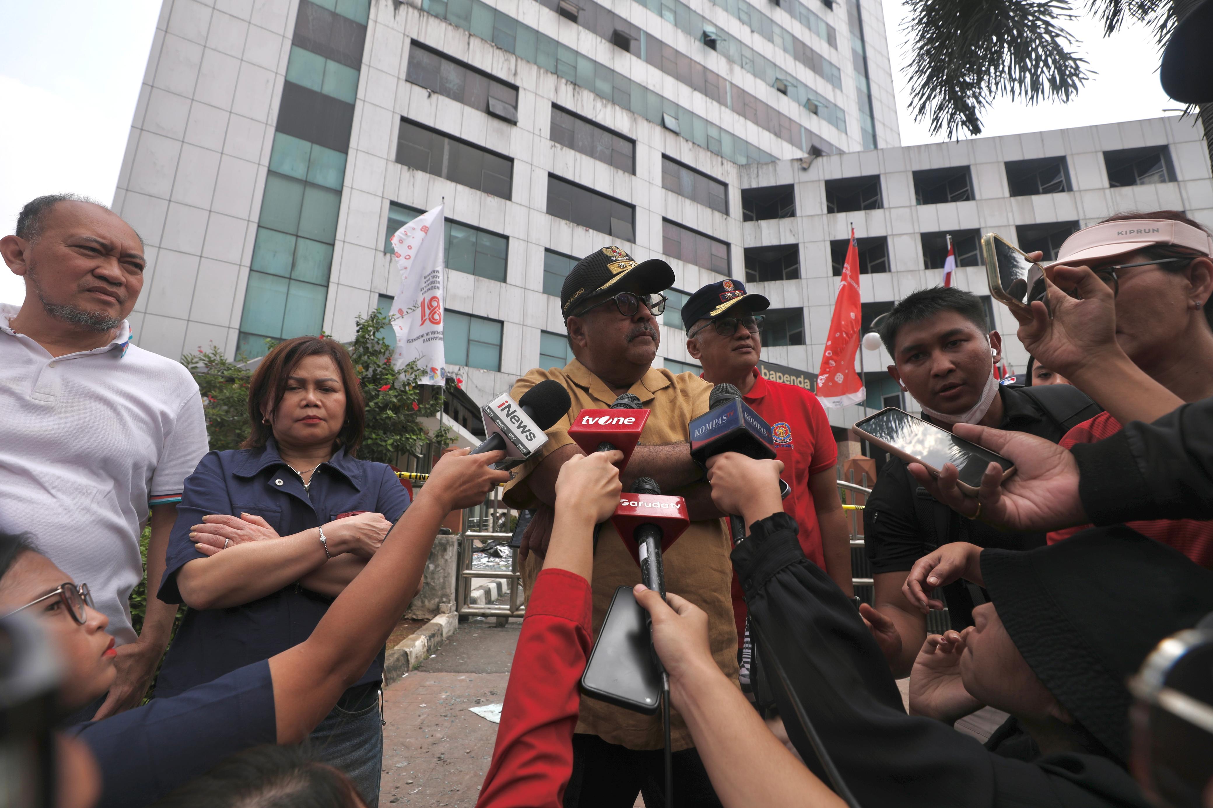 Tinjau Gedung Bapenda yang Terbakar, Rano: Layanan Pajak Tetap Berjalan