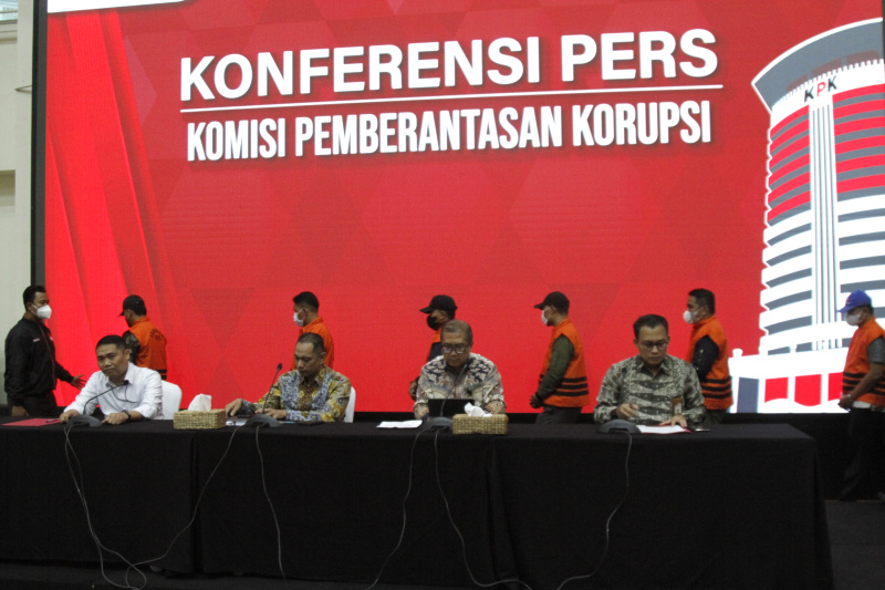 KPK resmi menahan 15 tersangka pungli Rutan KPK (Ashar/SinPo.id)
