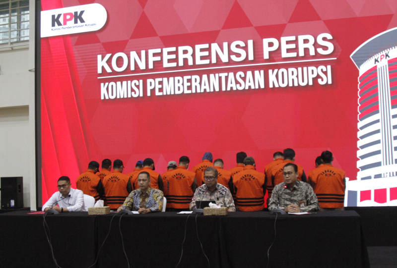KPK resmi menahan 15 tersangka pungli Rutan KPK (Ashar/SinPo.id)