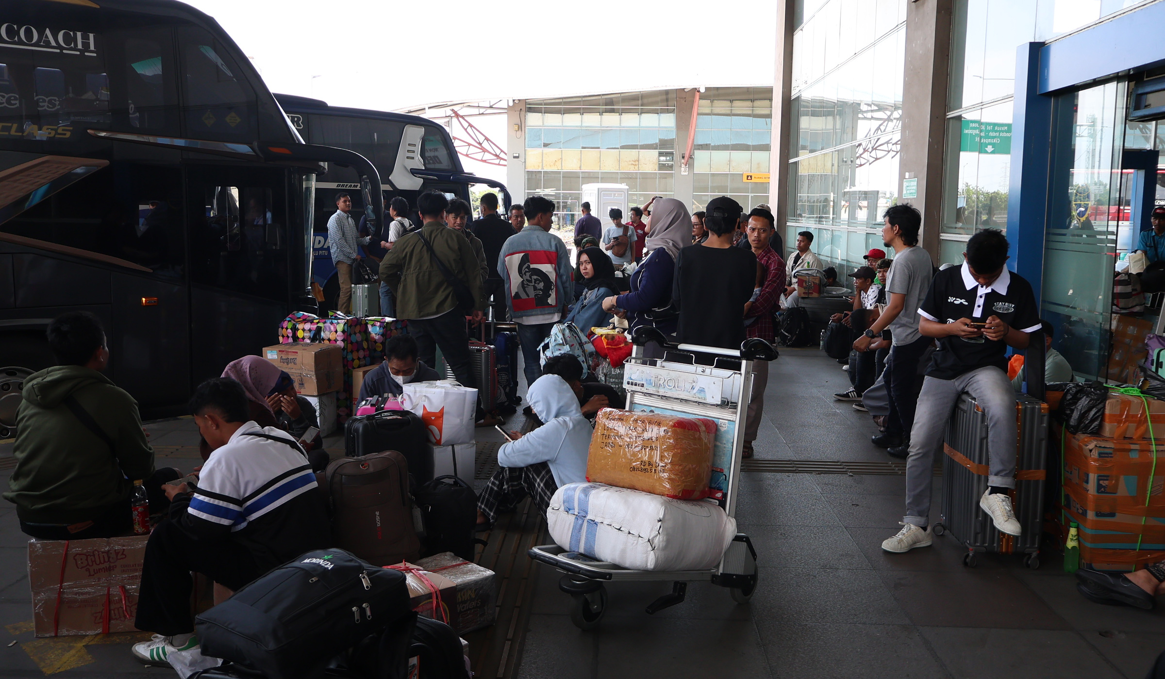 Suasana arus mudik terminal Pulo Gebang. (Agus Priatna/SinPo.id)