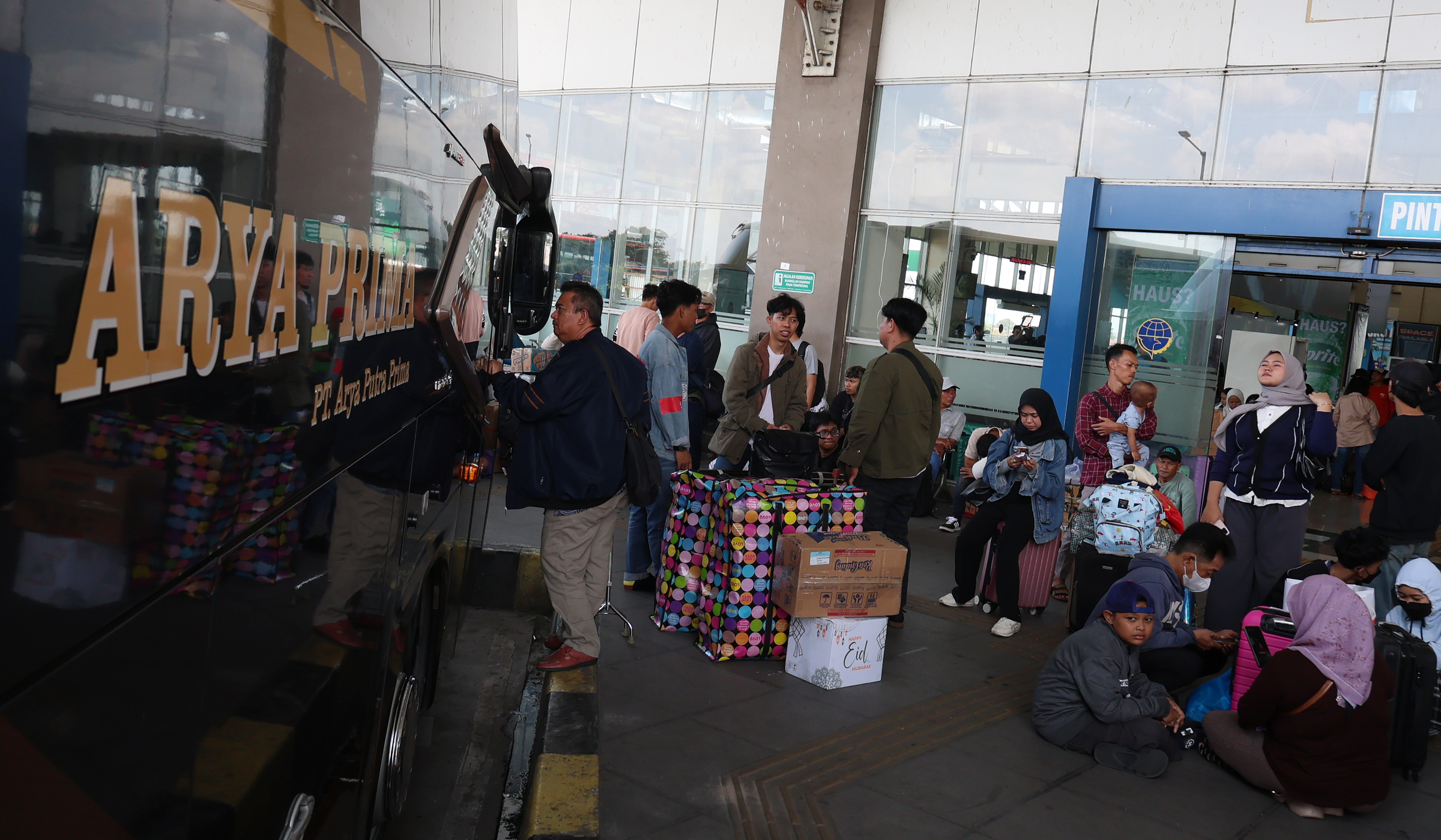 Suasana arus mudik terminal Pulo Gebang. (Agus Priatna/SinPo.id)